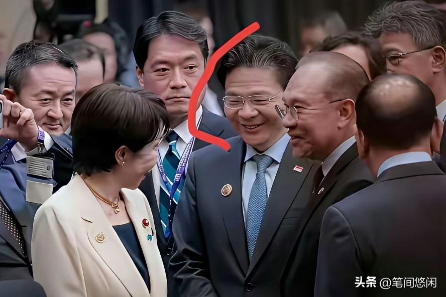 看“小迷弟”一样的黄循财，才发现，这人是新加坡历届领导中最差劲的一个！
有人经常