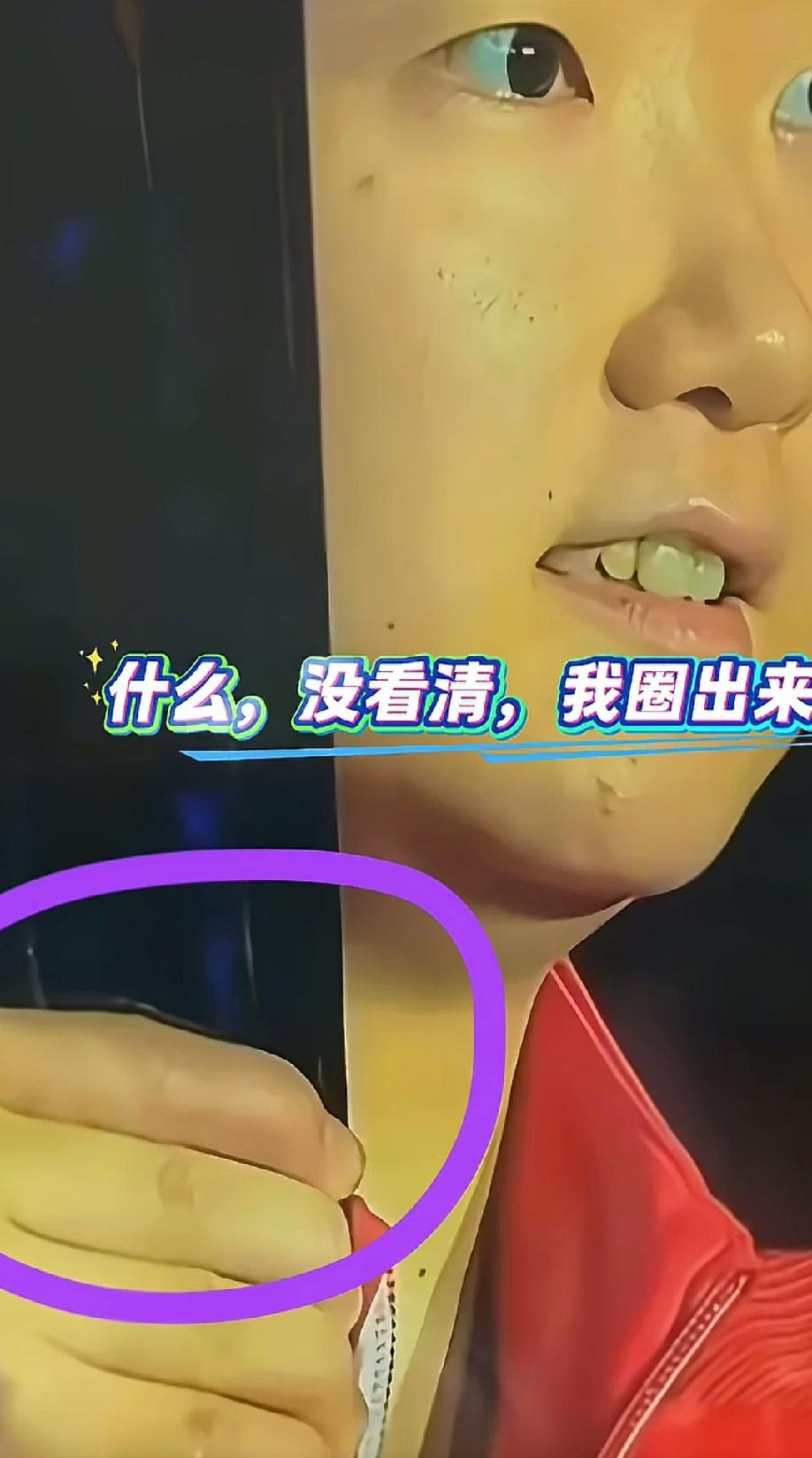 美国大满贯，孙颖莎最令人动容的画面，不是她举着冠军奖杯站在台上，也不是她说kee