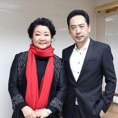 1991年，萨日娜为能分到11平米房子，258元彩礼就嫁给同学潘军，婚后萨日娜被
