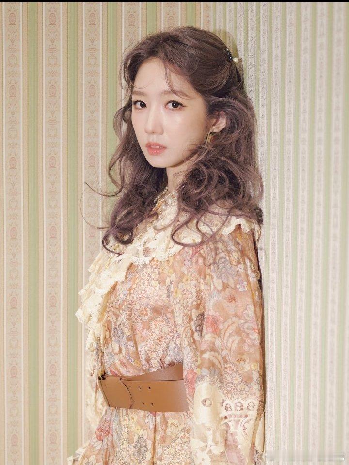 孟美岐解约乐华的第一个活动十年合同到期叫“和平分手”，我三个月试用期没过叫“被优