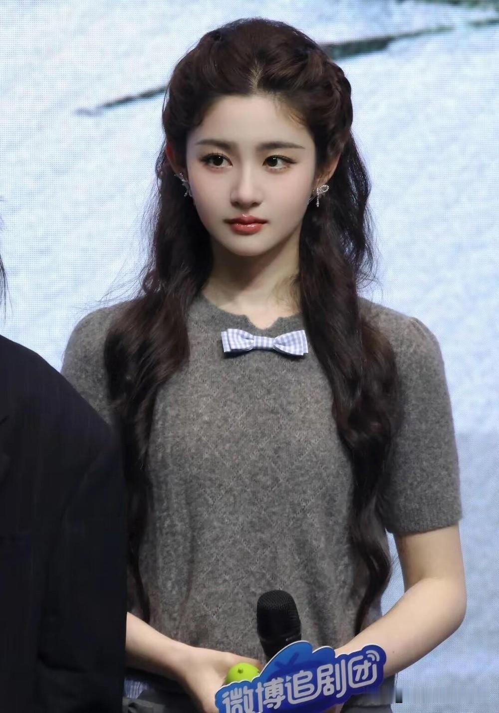 这是一个比景甜颜值高，气质比高圆圆和左小青好的一个女演员，好美好美啊。简单大气，