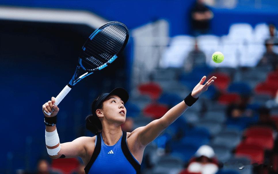 郑钦文2比1保利尼，成功晋级武网半决赛，将与王欣瑜迎来“金花德比”(5)
在20