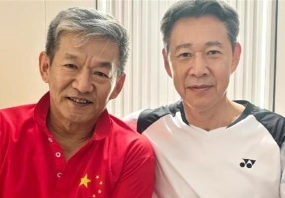 演员周波在2026年8月16日分享的社交动态，张丰毅去他在新疆石河子的家中做客了