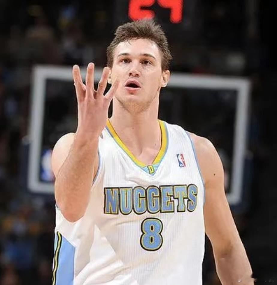 “今天，我怀着一颗满是感激的心，宣布从我一直梦想的职业生涯中退役。这是一段令人难