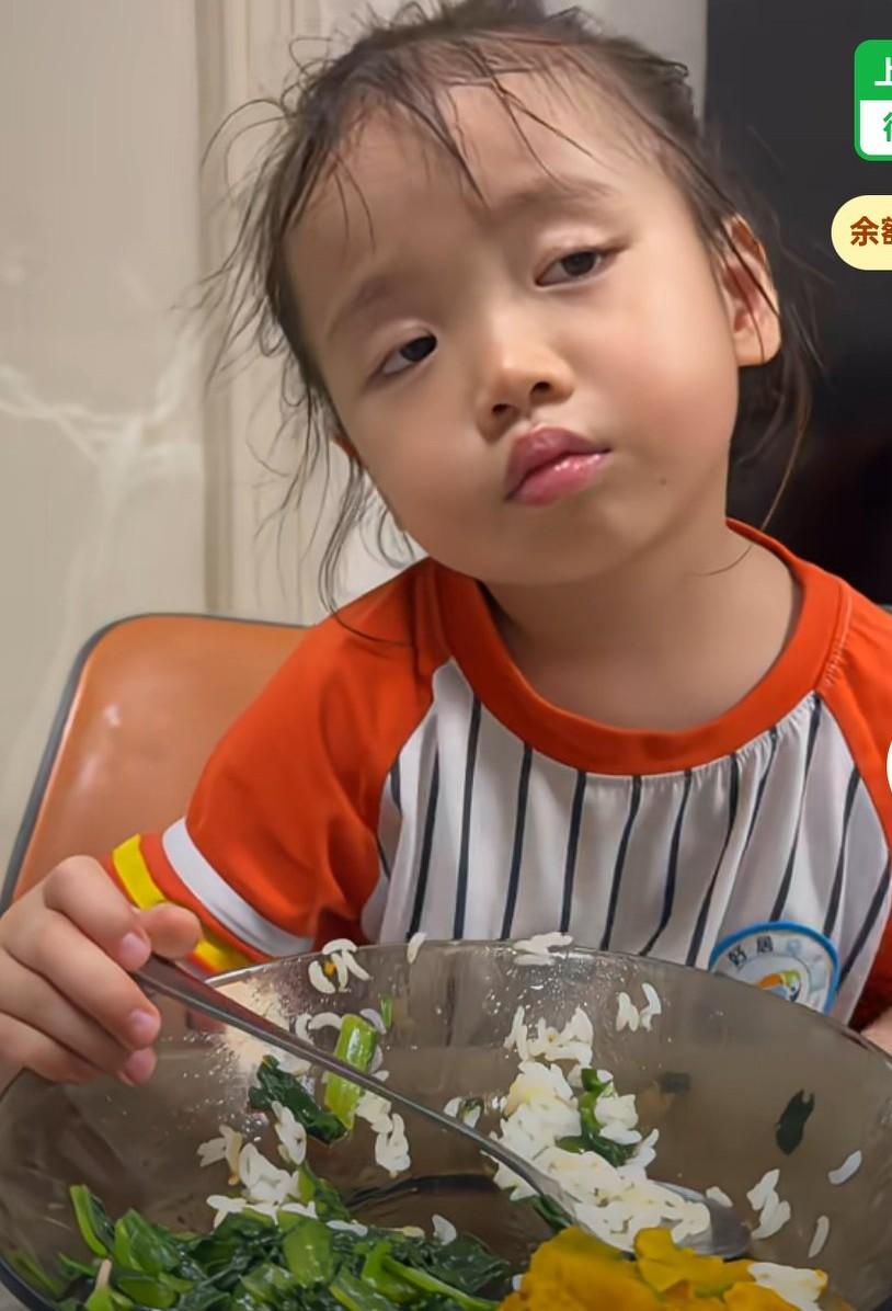 吃饭晕碳的萌娃，吃着吃着睡着了，只见她刚开始很开心的喊道吃饭了，
吃了几口就开始