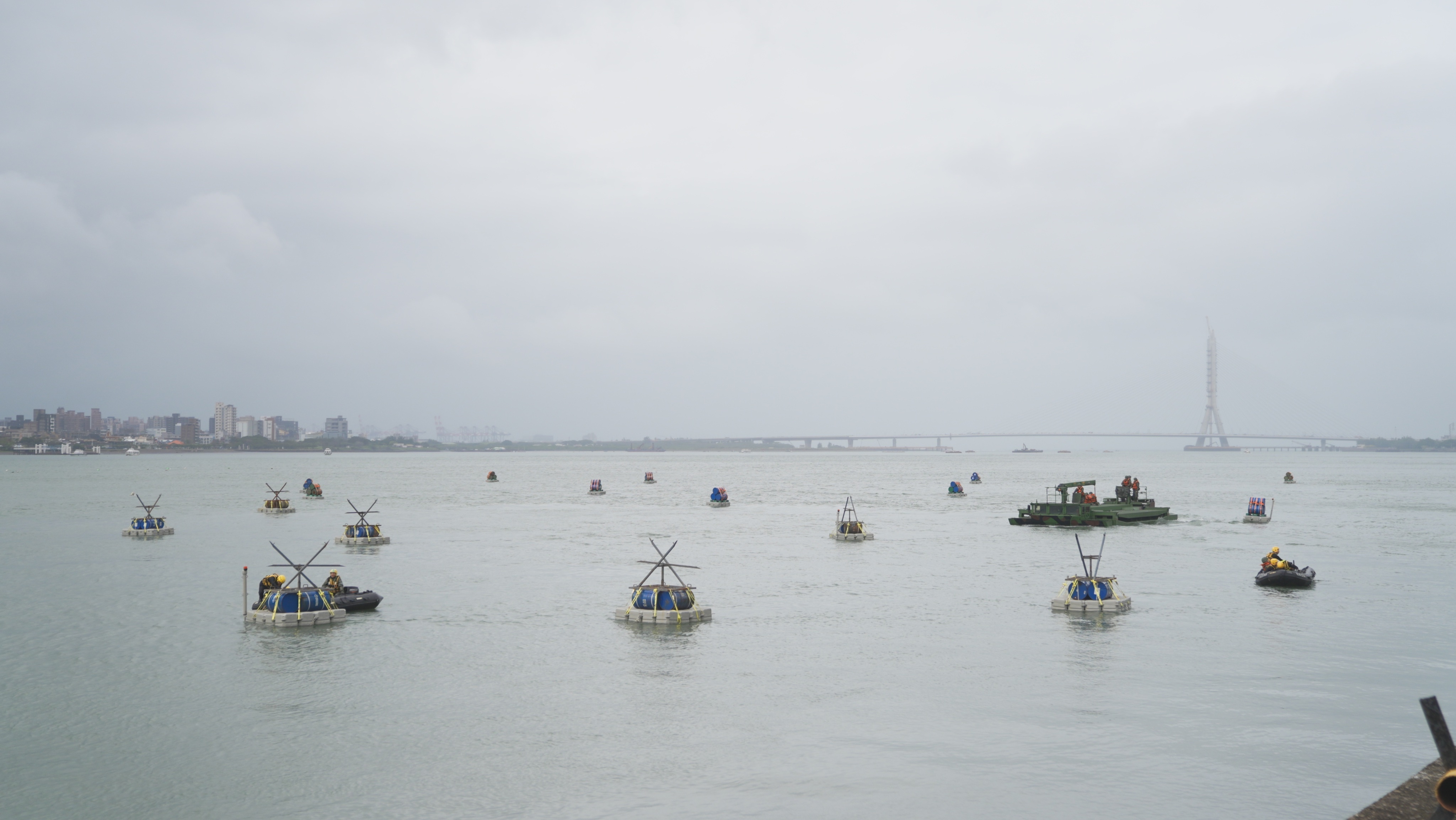 飞扬军事 台匪軍第三作戰區53工兵群今日在新北地區實施河道阻絕設置演練 ，模擬戰