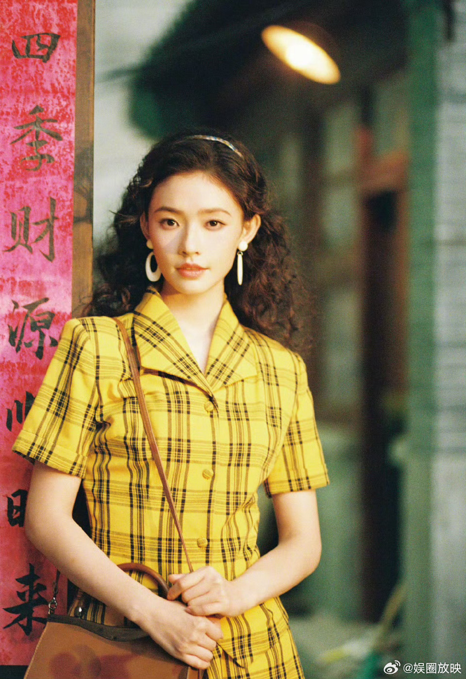 林允在冬去春来的最后一天拍谁懂啊！林允冬春交替时拍的港风大片，氛围感直接封神，一