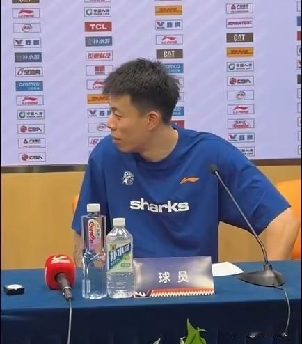 张镇麟没资格参加赛后发布会，刚坐下只能尴尬离开



张镇麟面对四川男篮，没有进