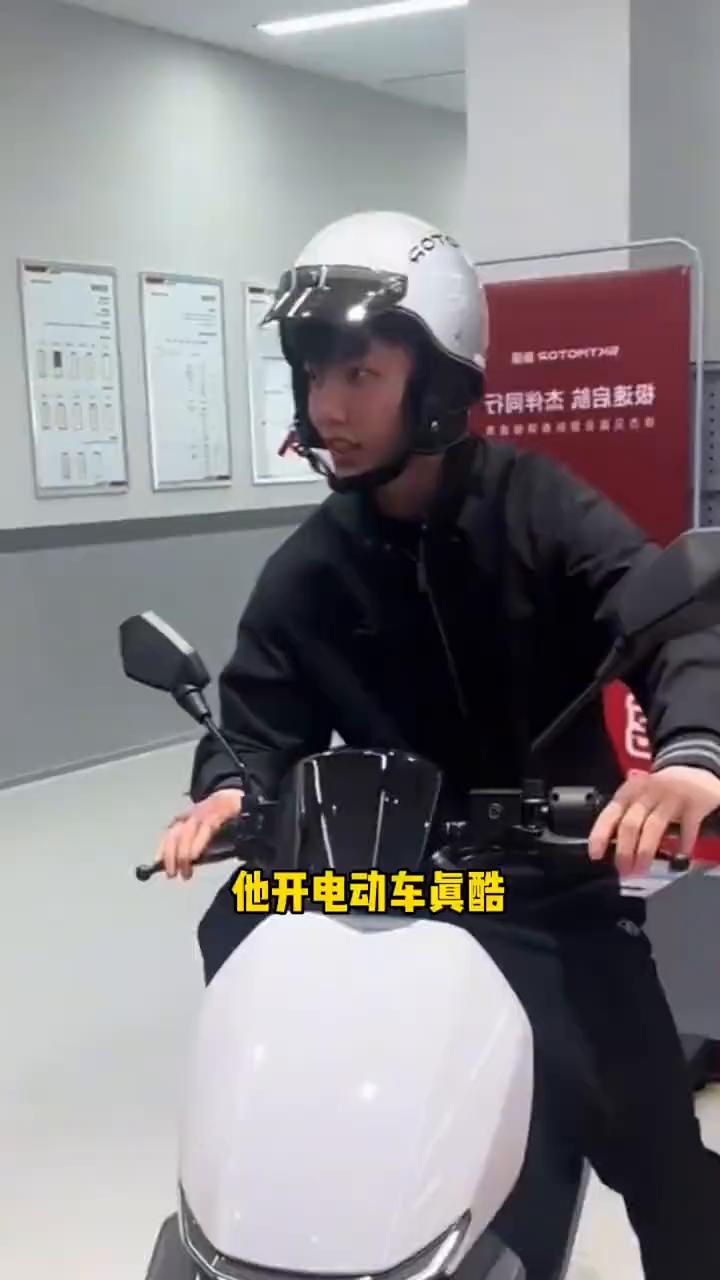 徐杰代言了电动车。
徐杰的业务真多，他开电动车真酷。这就是广东的传统，徐杰全明星