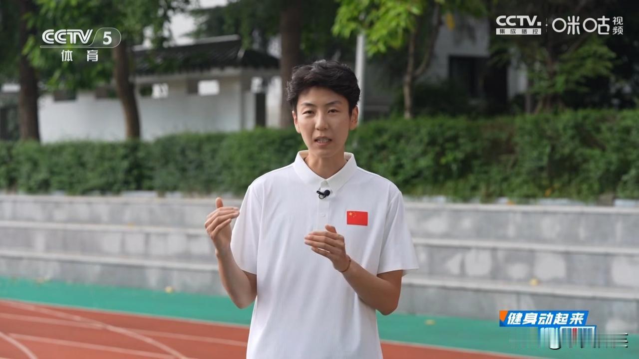 这位央视体育频道客串主持自报家门，我是女排世界冠军张晓雅。
怎么没听说过呢？板凳