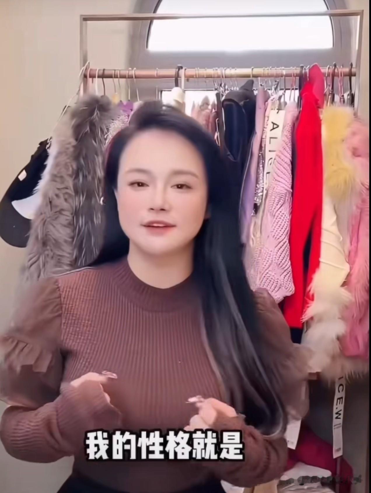 关于她的穿衣风格，她也早就自曝过：必须要把光鲜亮丽穿在身上，必须要彰显女性的美！