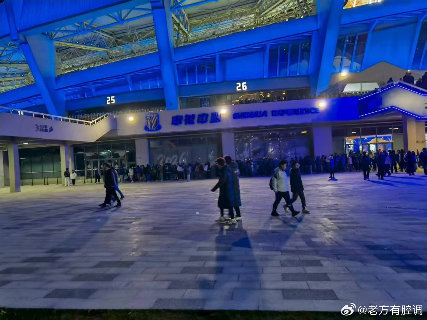 明天发售的于汉超订制限量版球衣，今天已经在排队了，淮海路耐克已经排了500米了！