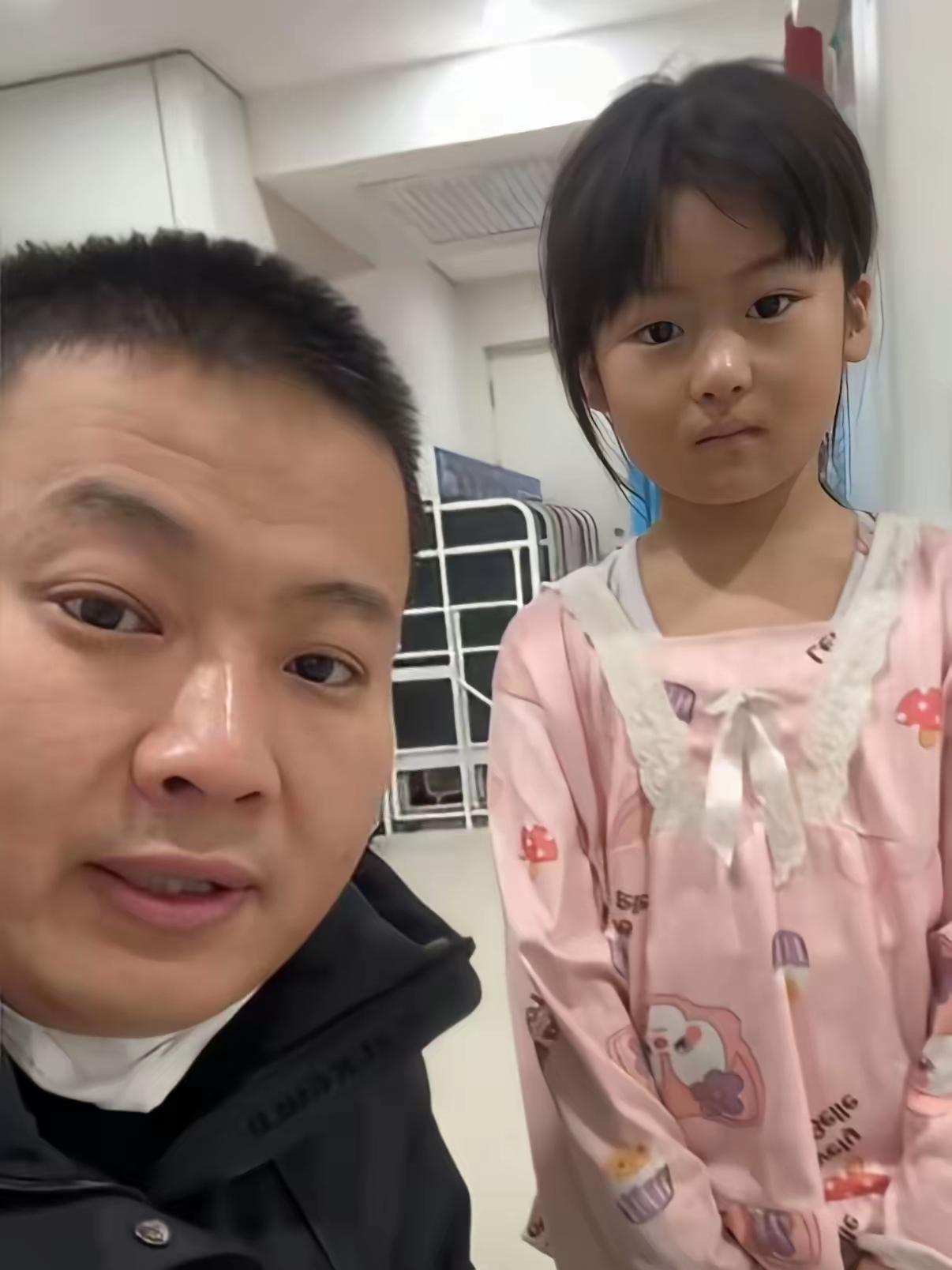 7岁娃该黏着爸妈要玩具，黑龙江小姑娘却在病房当“小管家”！
 
瘦得像颗小豌豆，