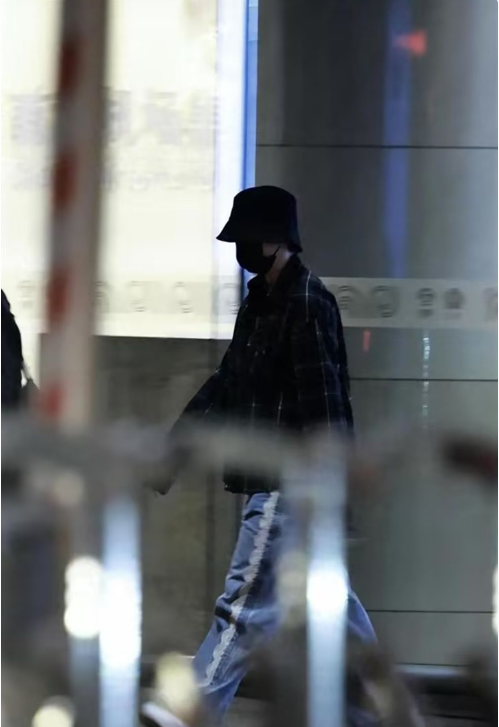 谁懂啊！莎莎回京私服帅到认不出，玉佛吊坠一露，瞬间踏实了 