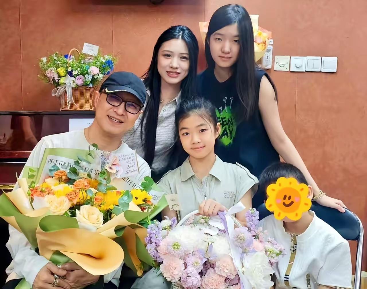 5月24日汪峰在社交平台晒出和四个孩子的合照，画面超温馨。他带着孩子们为醒醒演出