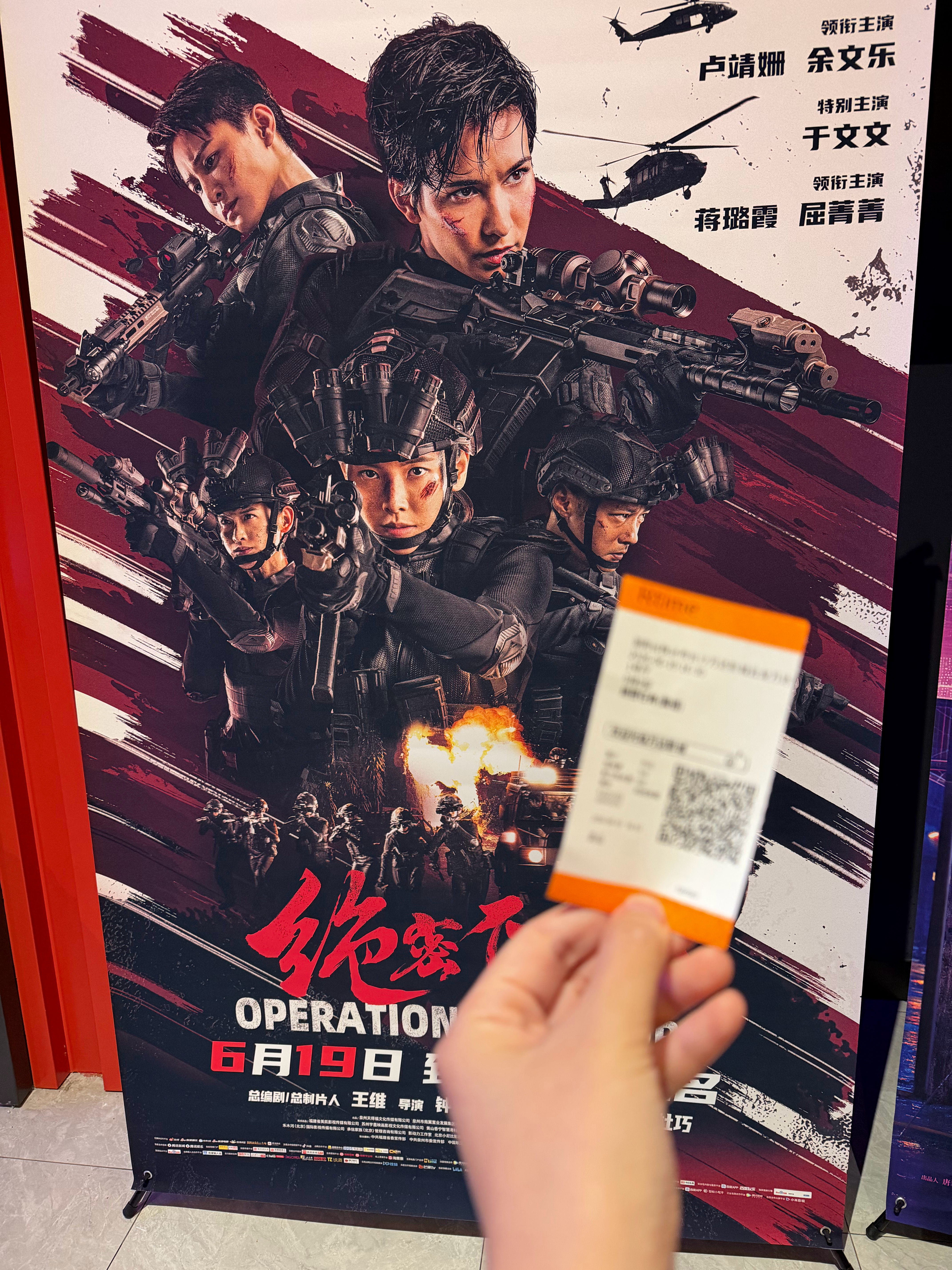 怎么反派那边有个武器装备强的跟二次元战神一样的铁蹄啊我真服了 感觉人质阿姨也好可