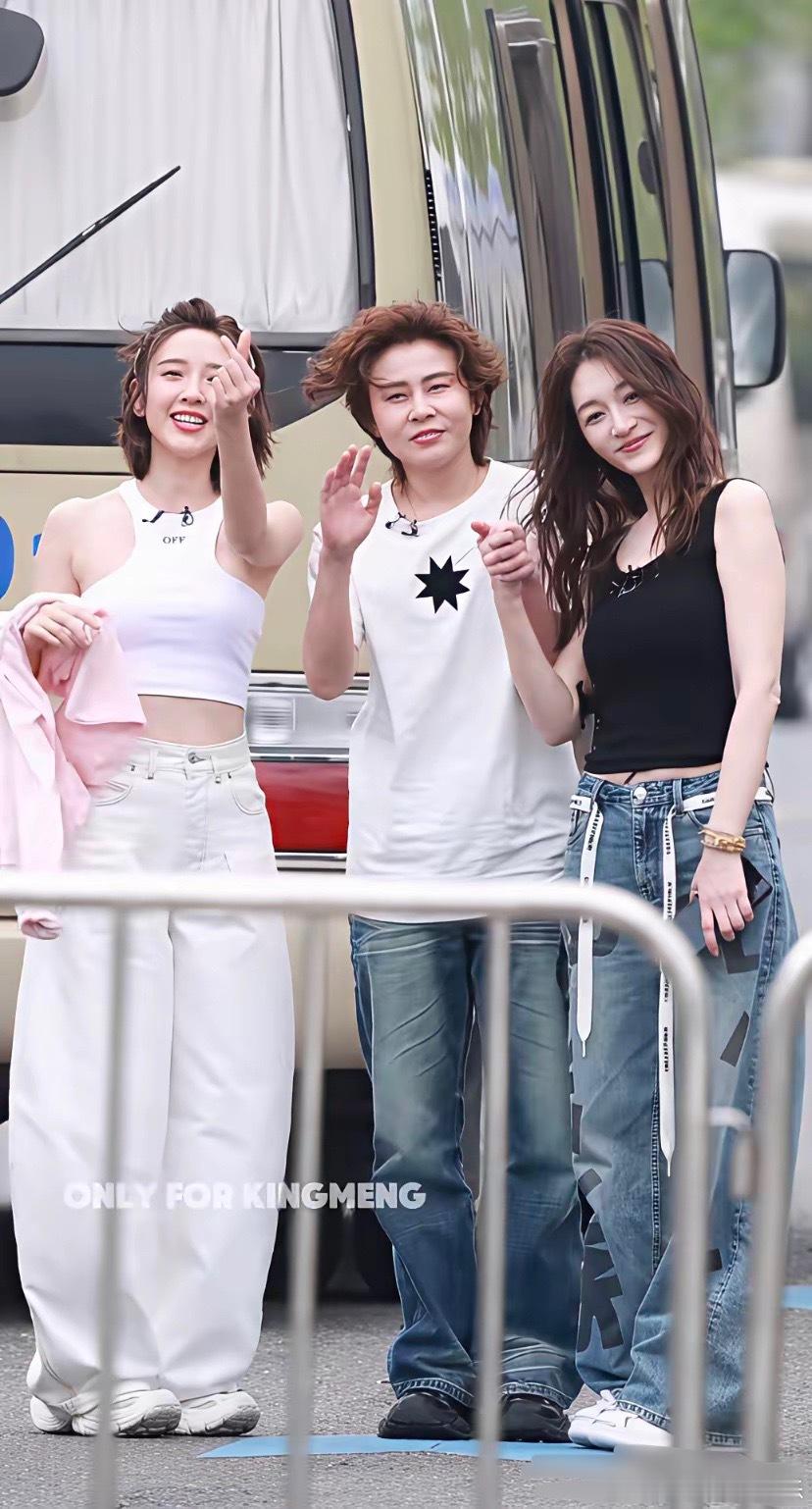 李小冉很神奇她身上有一种随意洒脱的姐感按理说唐艺昕更年轻漂亮笑的更甜美可爱细腰也