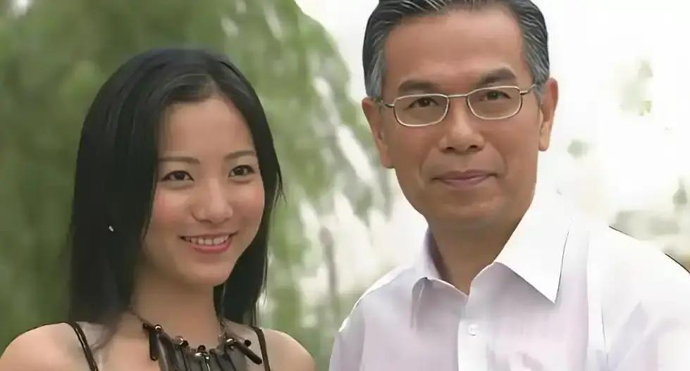 香港首富宋世万，妻妾成群，自以为玩转女人，最后却被自己最宠的四姨太，一个清纯女大