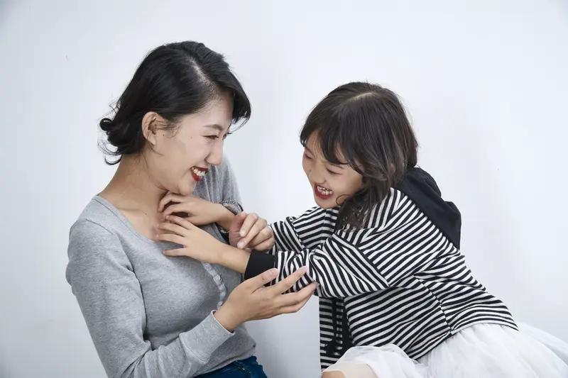 教育孩子没有绝对“最好”的方式，毕竟每个孩子都独一无二，得因材施教。
建立温暖的