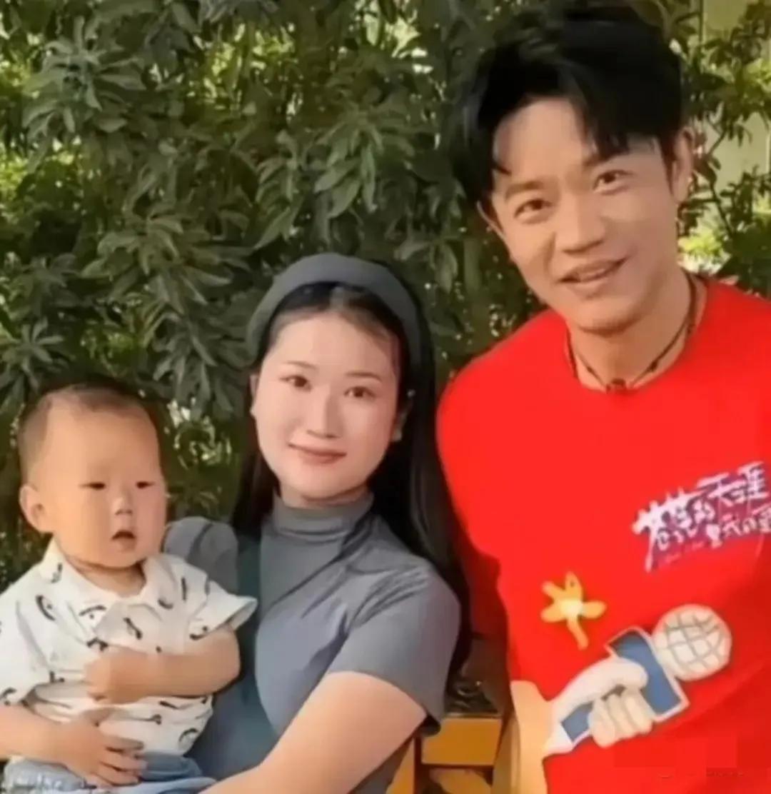 曾毅，因为一只手表最近被推上了风口浪尖。

今年46岁的他，生于湖南益阳，父亲曾