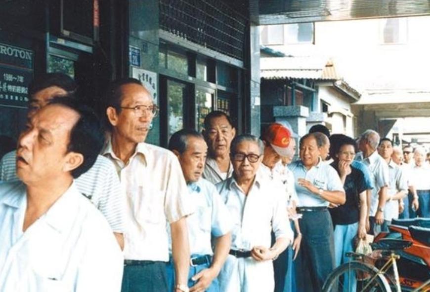 1979 年，台湾老兵瞒着妻儿寄钱给大陆的原配，没想到，原配居然跟以前的下属＂同