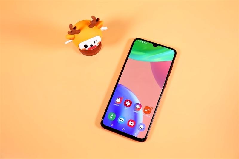 手机续航与手感，到底谁在“忽悠”我们？
手机圈有个怪象：一聊手机，满脑子都是处理