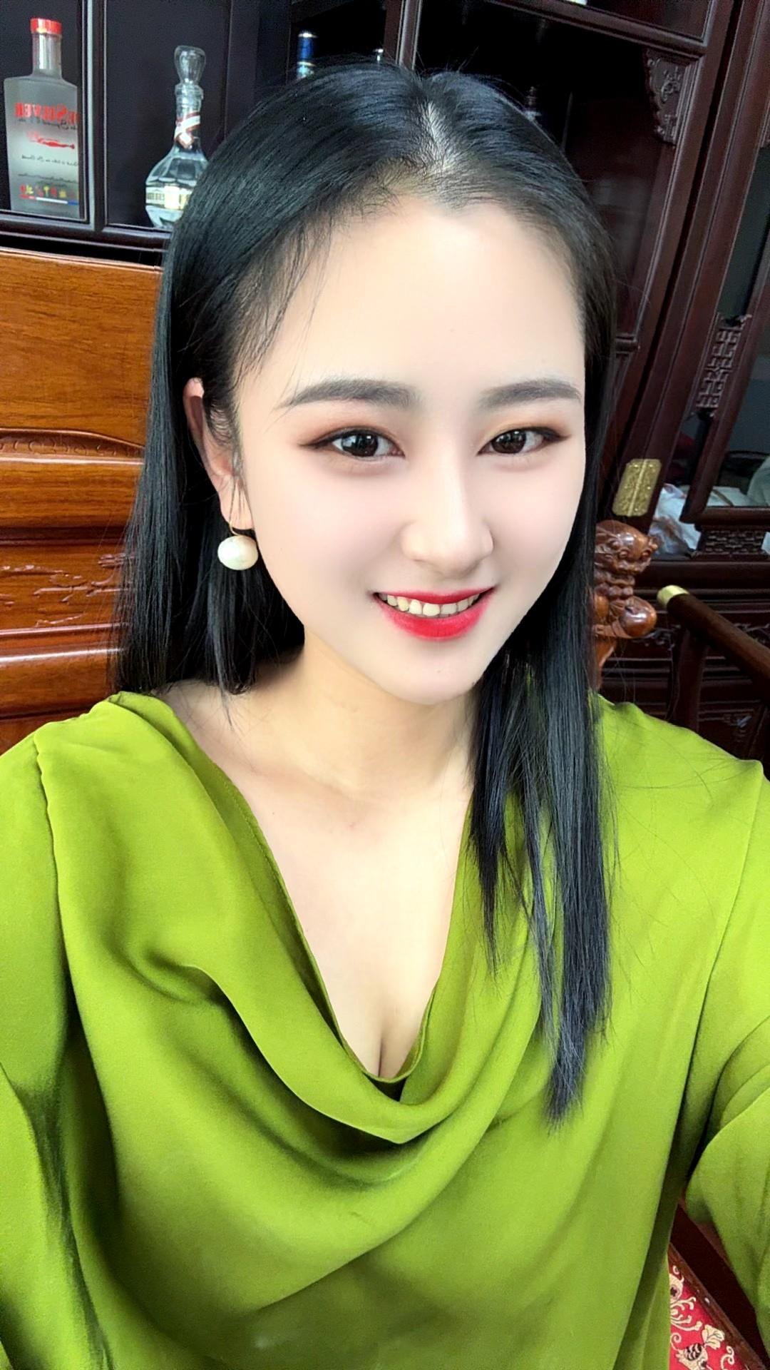 “花自向阳开，人终往前走，不要执着没有意义的人和事，做你自己就好”