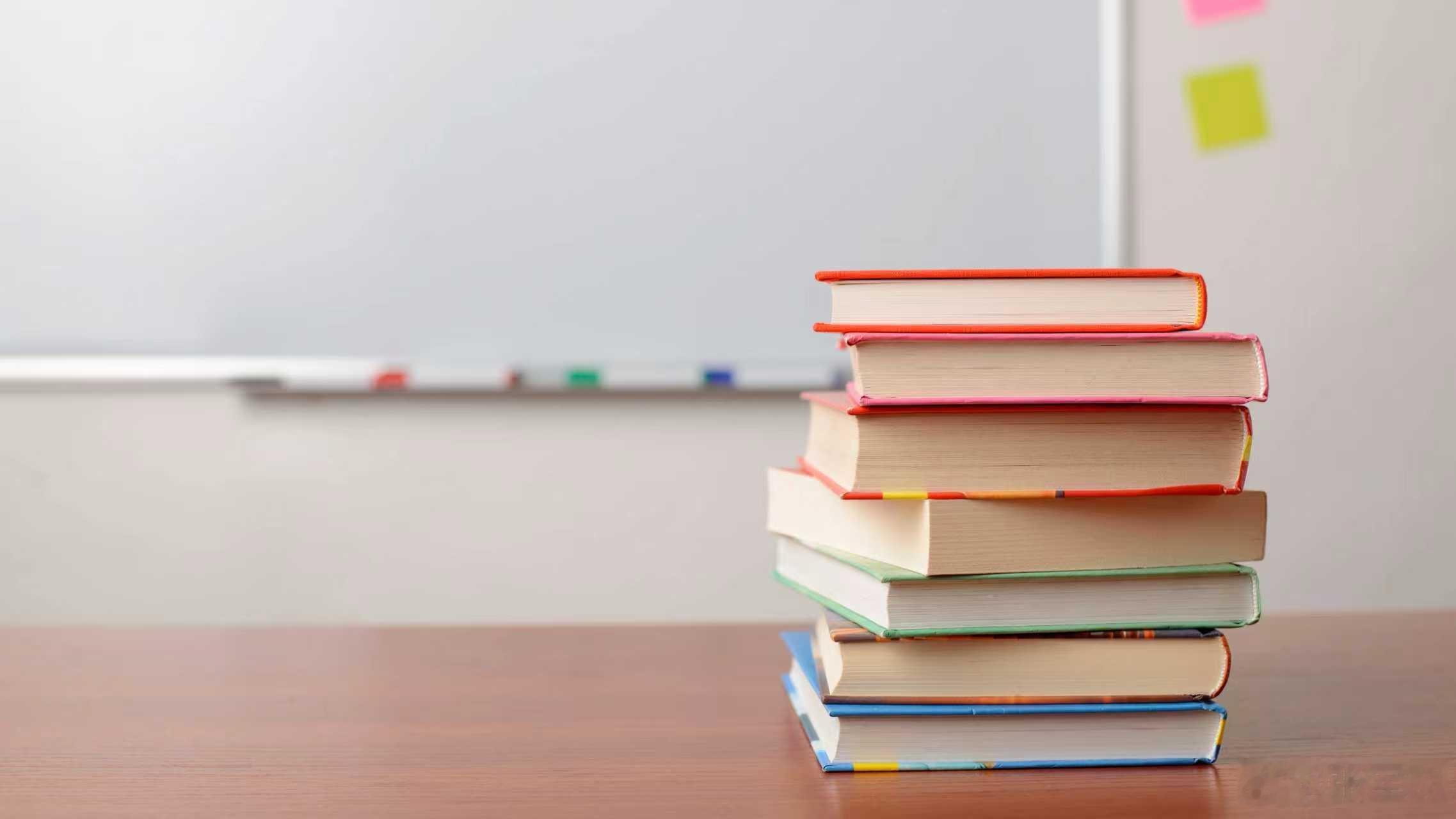 今天读完了保罗·柯艾略的《牧羊少年奇幻之旅》。这书很薄，但后劲挺大的。讲一个放羊