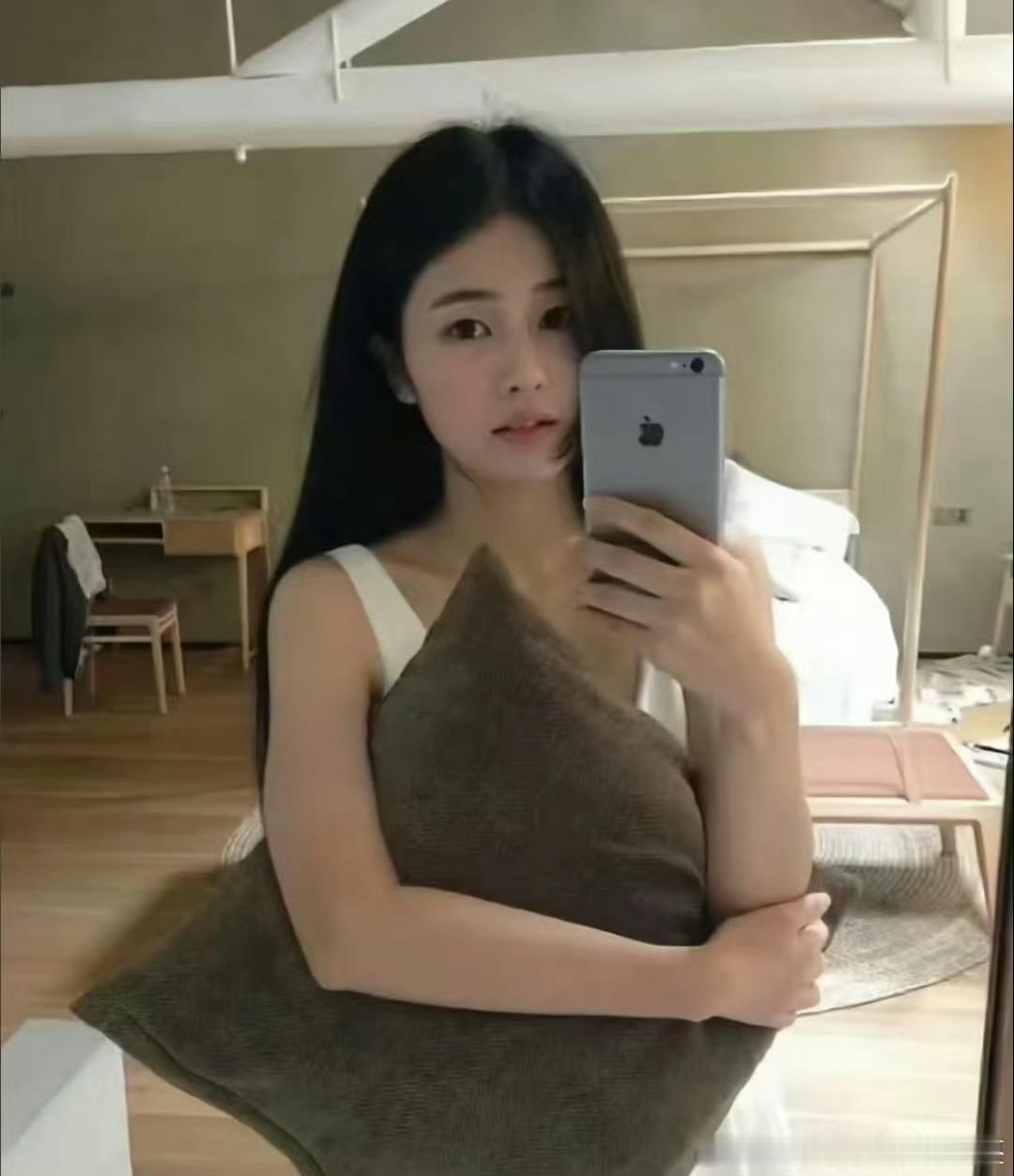 白鹿早期竟然这么清纯，和现在完全没区别，一看就是原生脸啊，完全是大美女级别的！ 
