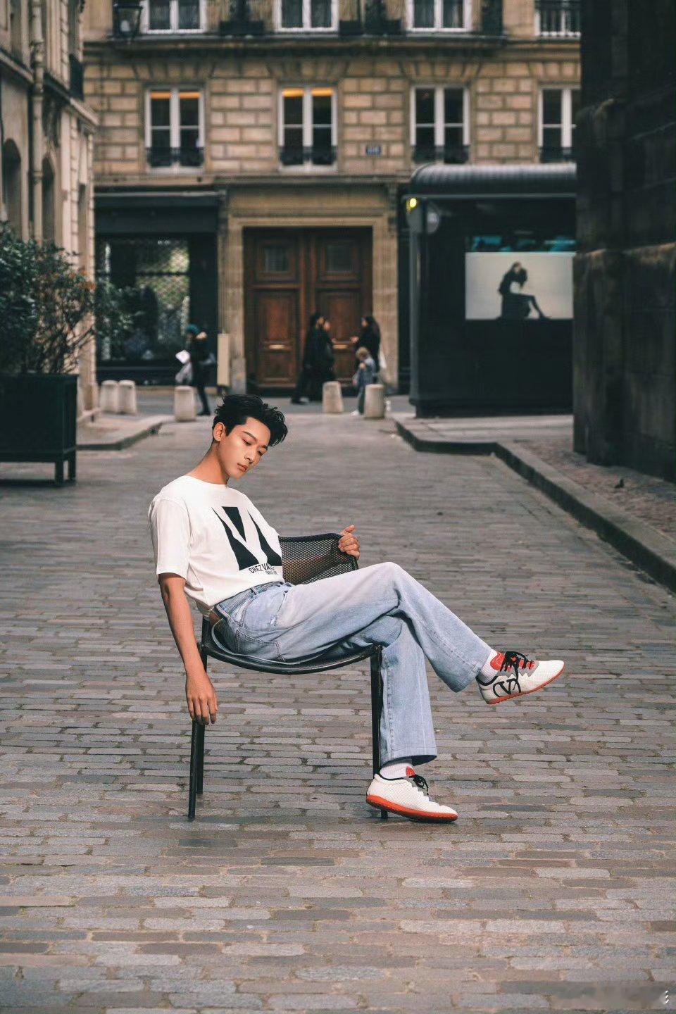 张晚意还在穿短袖 ​​​