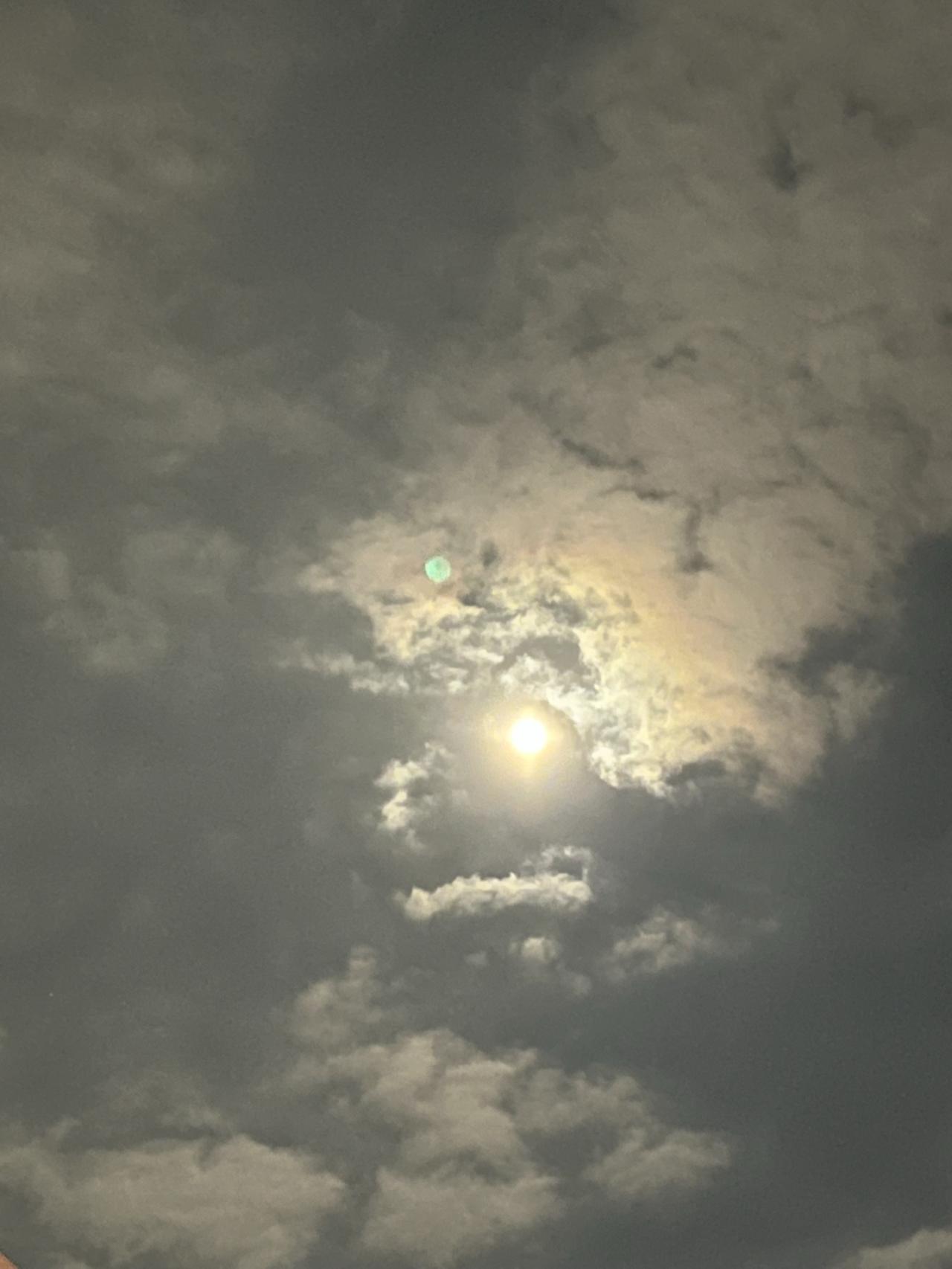 晒图笔记大赛太阳被云遮住，有点朦胧的感觉。九月十六的月亮！