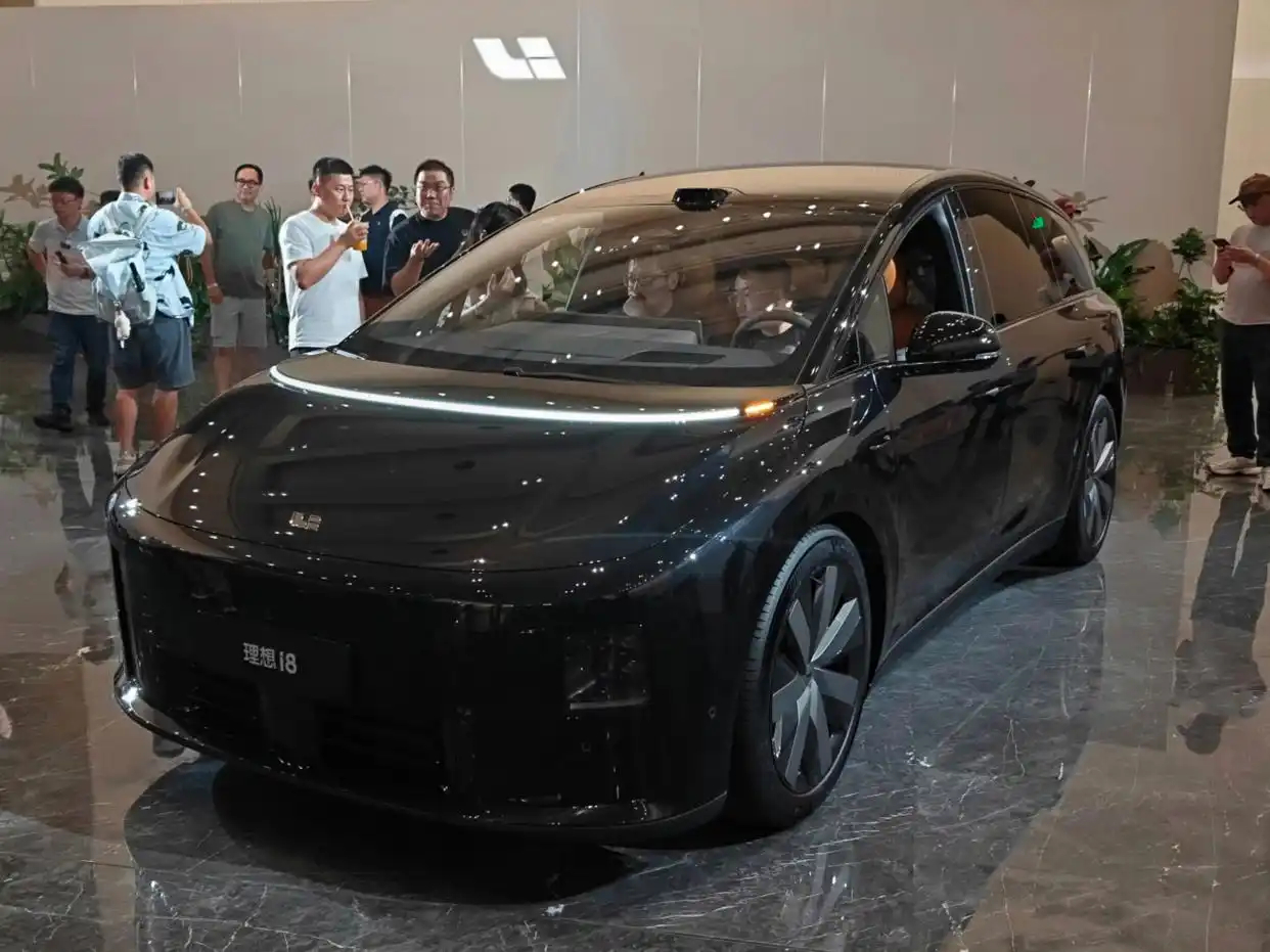 纯电“高铁”SUV，理想i8 32.18万起。理想i8上市，新车共推出3款配置车
