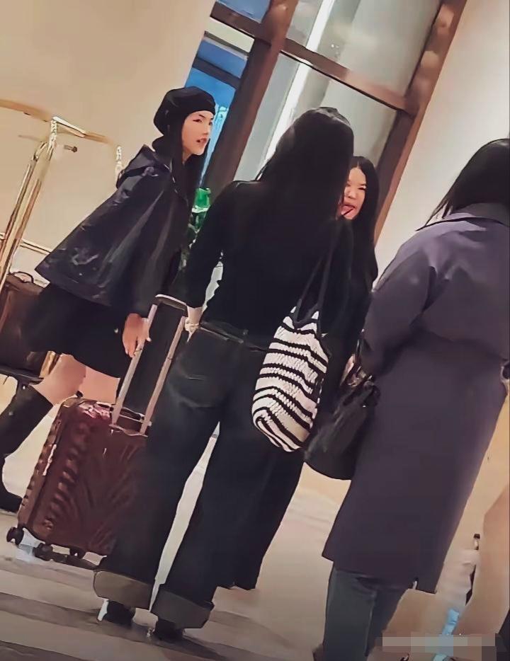 网友酒店遇到李湘母女，女儿王诗龄戴着贝雷帽，一身黑色穿搭，又酷又飒小美女一个！李