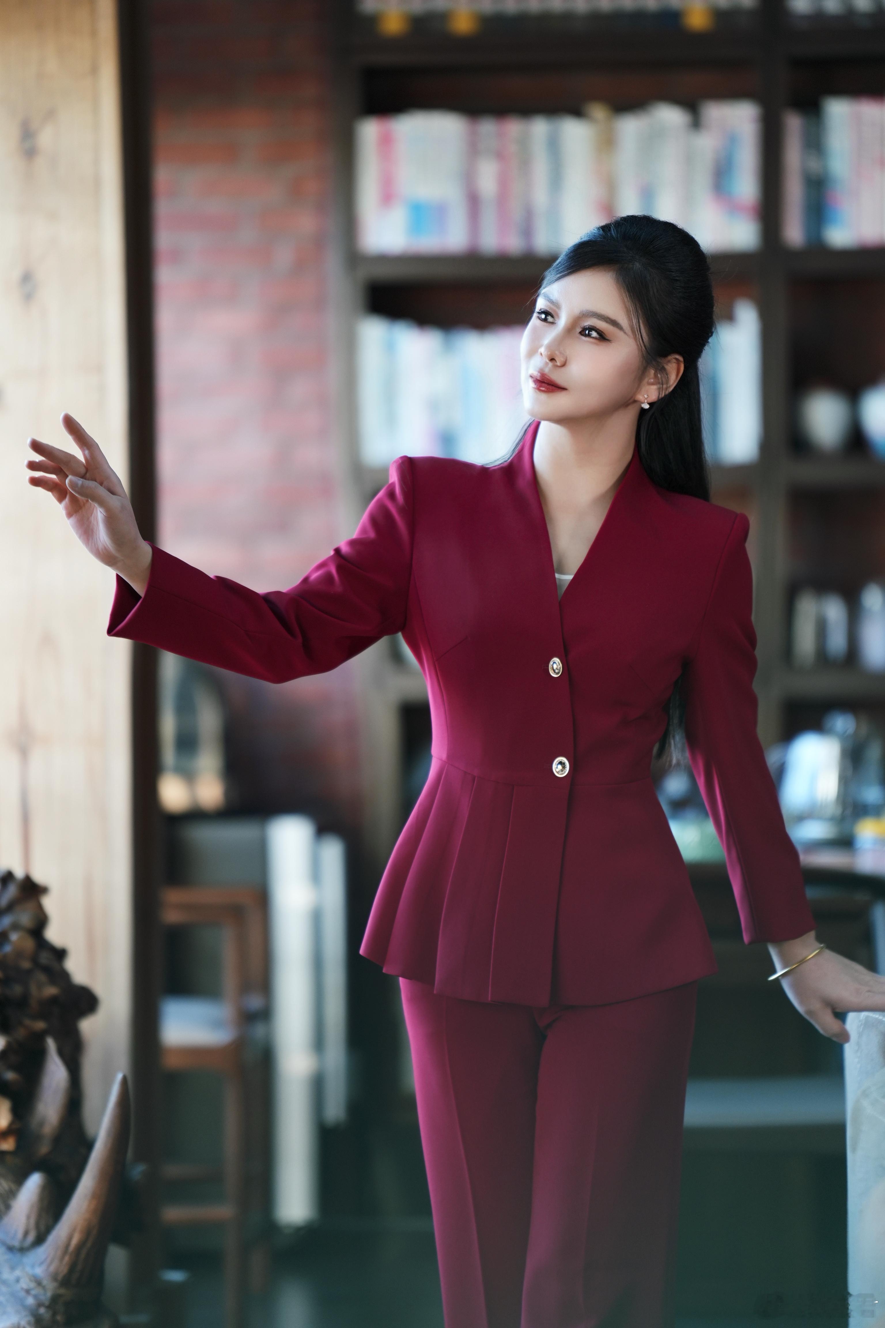 凤凰网财经主持人刘美希 每一束光影都与刘美希的气质相得益彰，彰显出她对生活的热爱