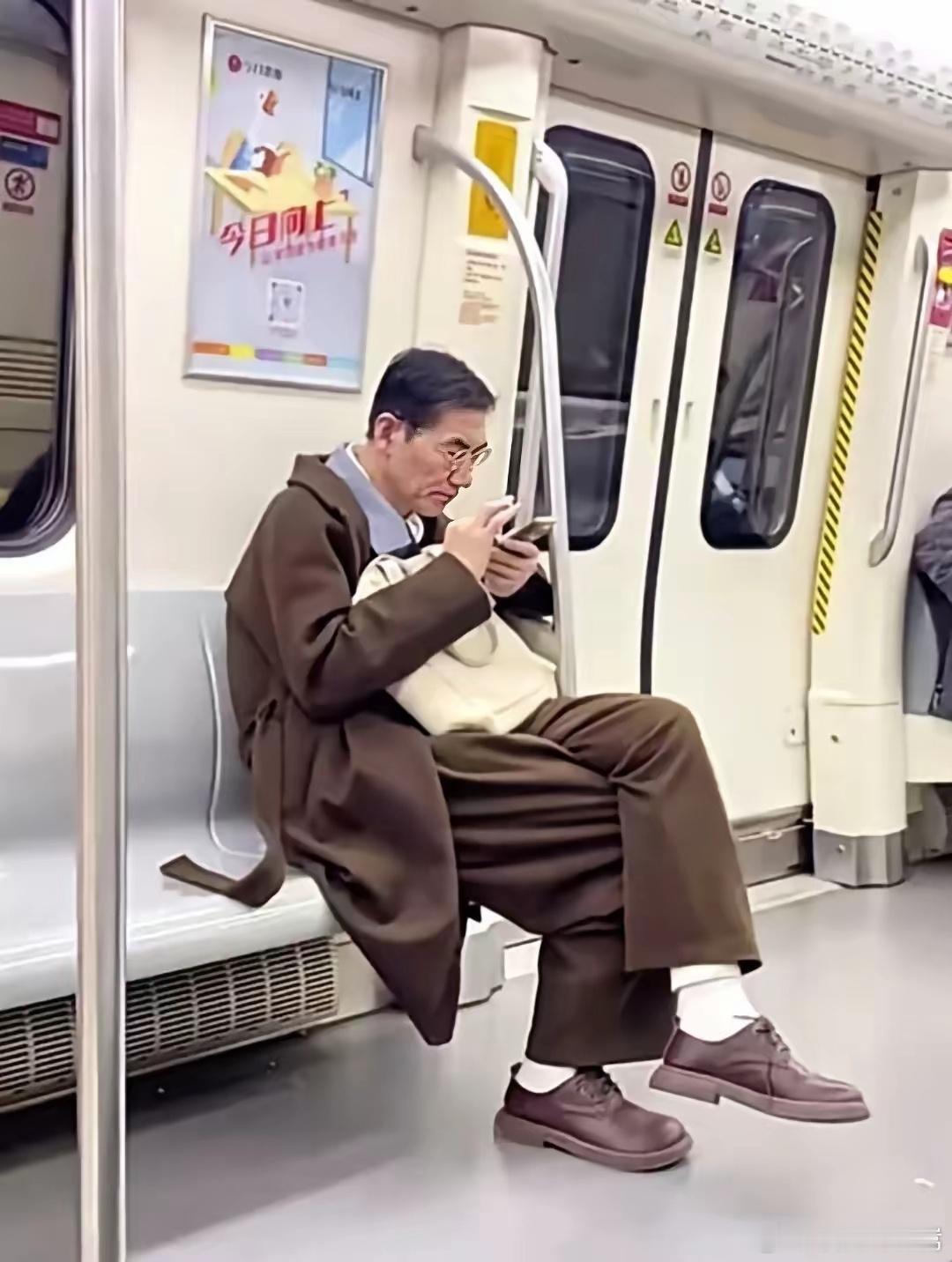 地铁上，这位老者的气质和穿塔堪称典范，仿佛每个细节都经过精心打磨，显得优雅而从容