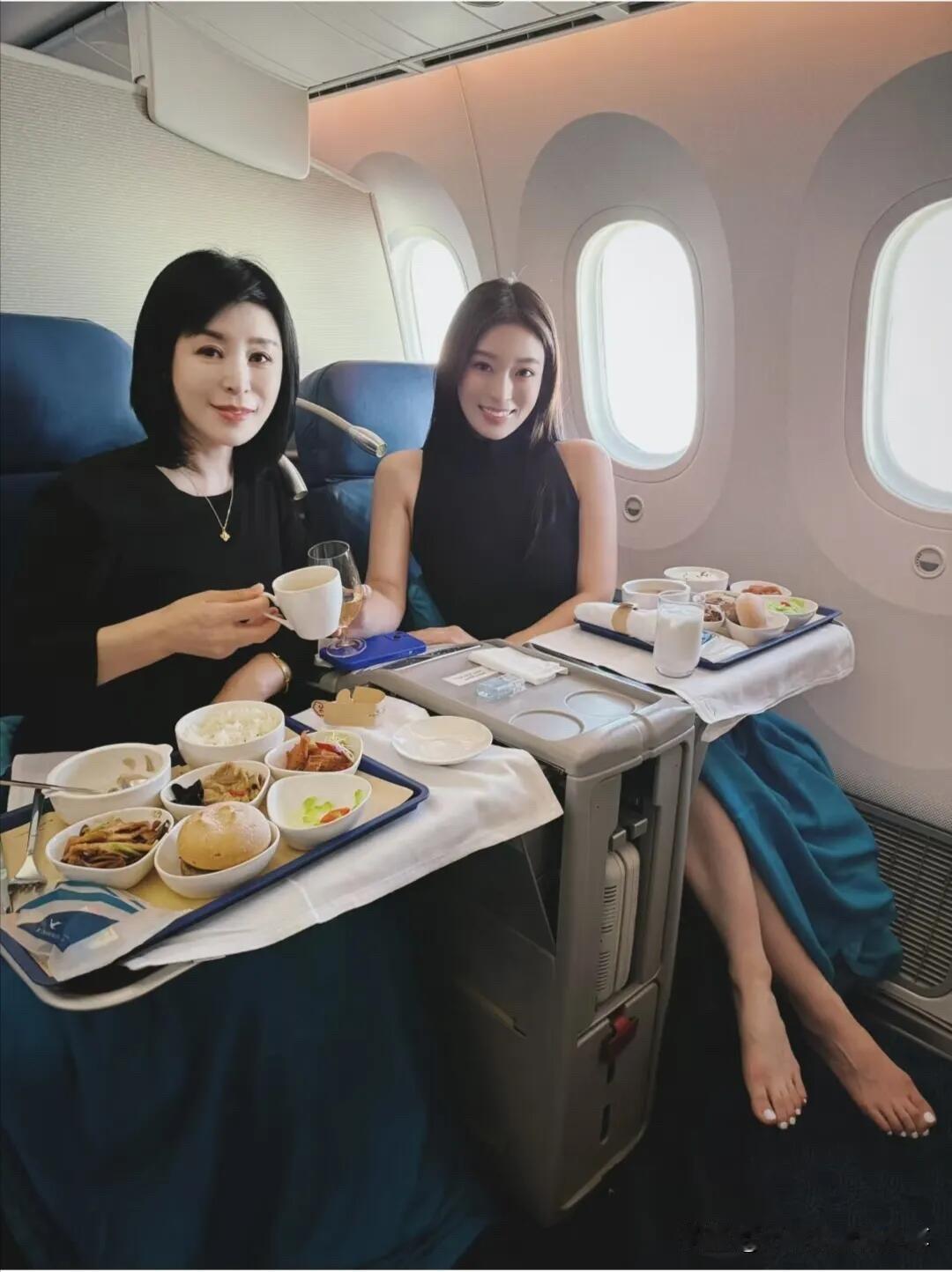 飞机里的这两位美女都好漂亮，她们是不同风格的美女，左边短头发的年龄大点，虽然没有