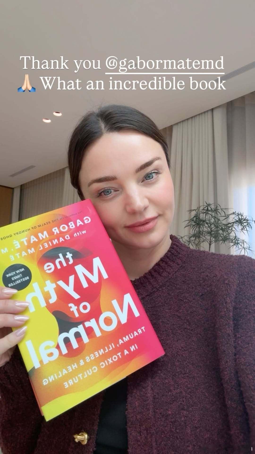 Miranda Kerr米兰达可儿晒新照，分享近期阅读的书籍《The Myth 