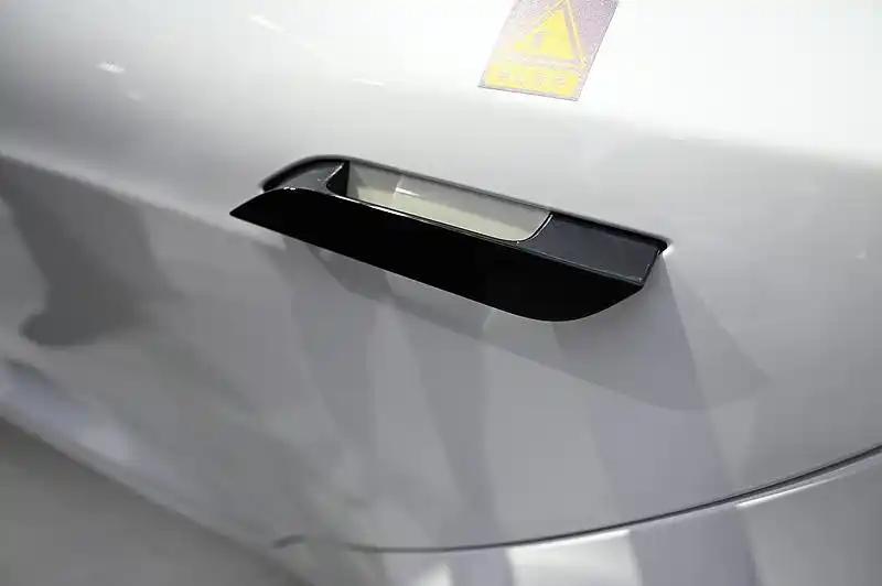 全球首例！中国禁止隐藏式车门把：这下马斯克可能要倒霉了！
 
这几年，汽车圈里头