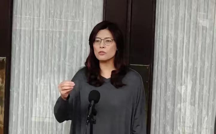 国民党主席郑丽文今天上午接受媒体人王浅秋广播节目《千秋万事》专访，被问到外界关注