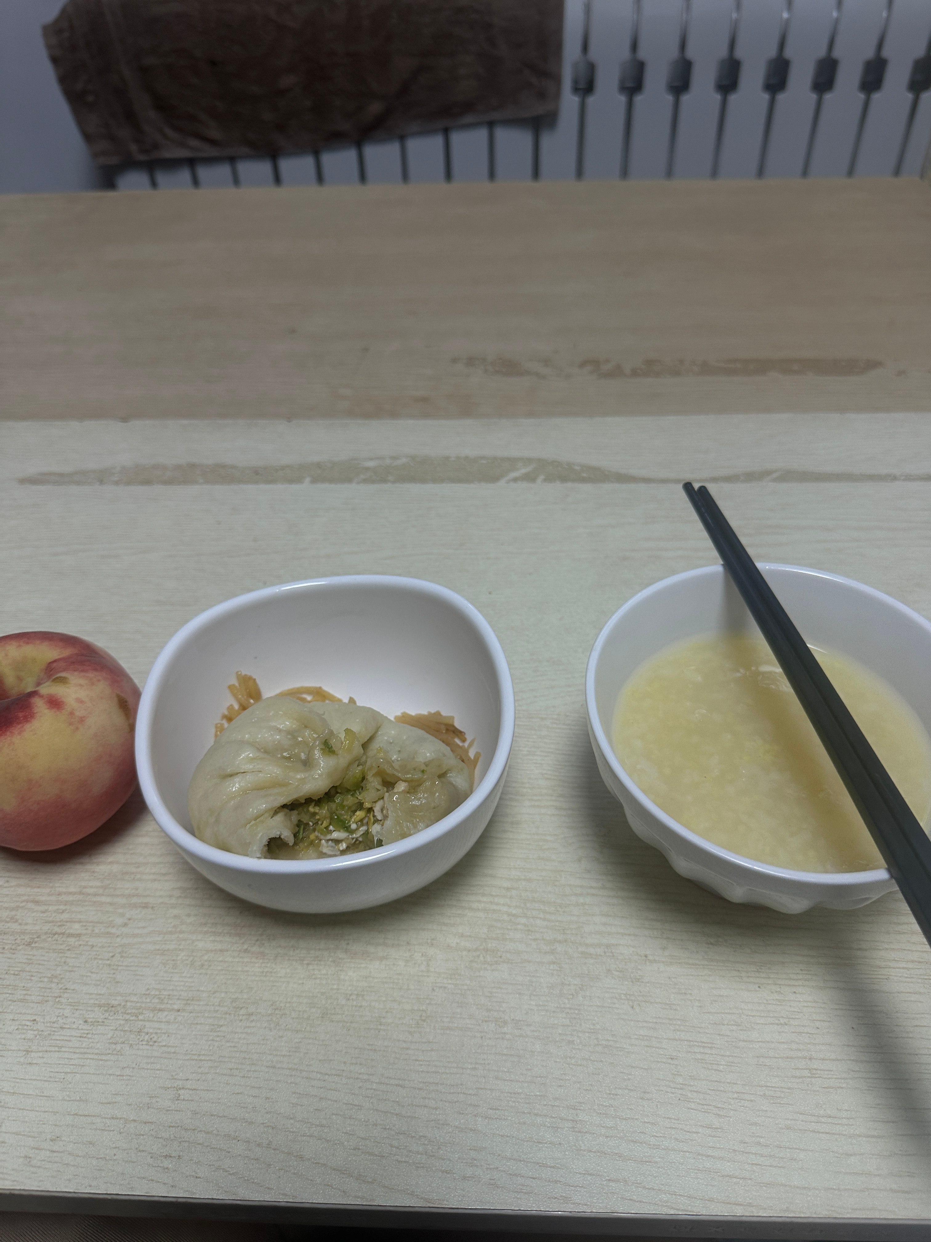 去年去庙里做了两天义工，吃了五顿斋饭，胖了三斤。寺里的师兄们做饭很好吃，豆角土豆