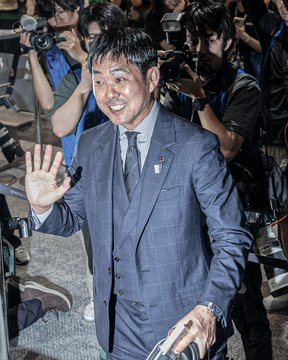 日本国家队在成田国际机场启程参加世界杯前的送别仪式