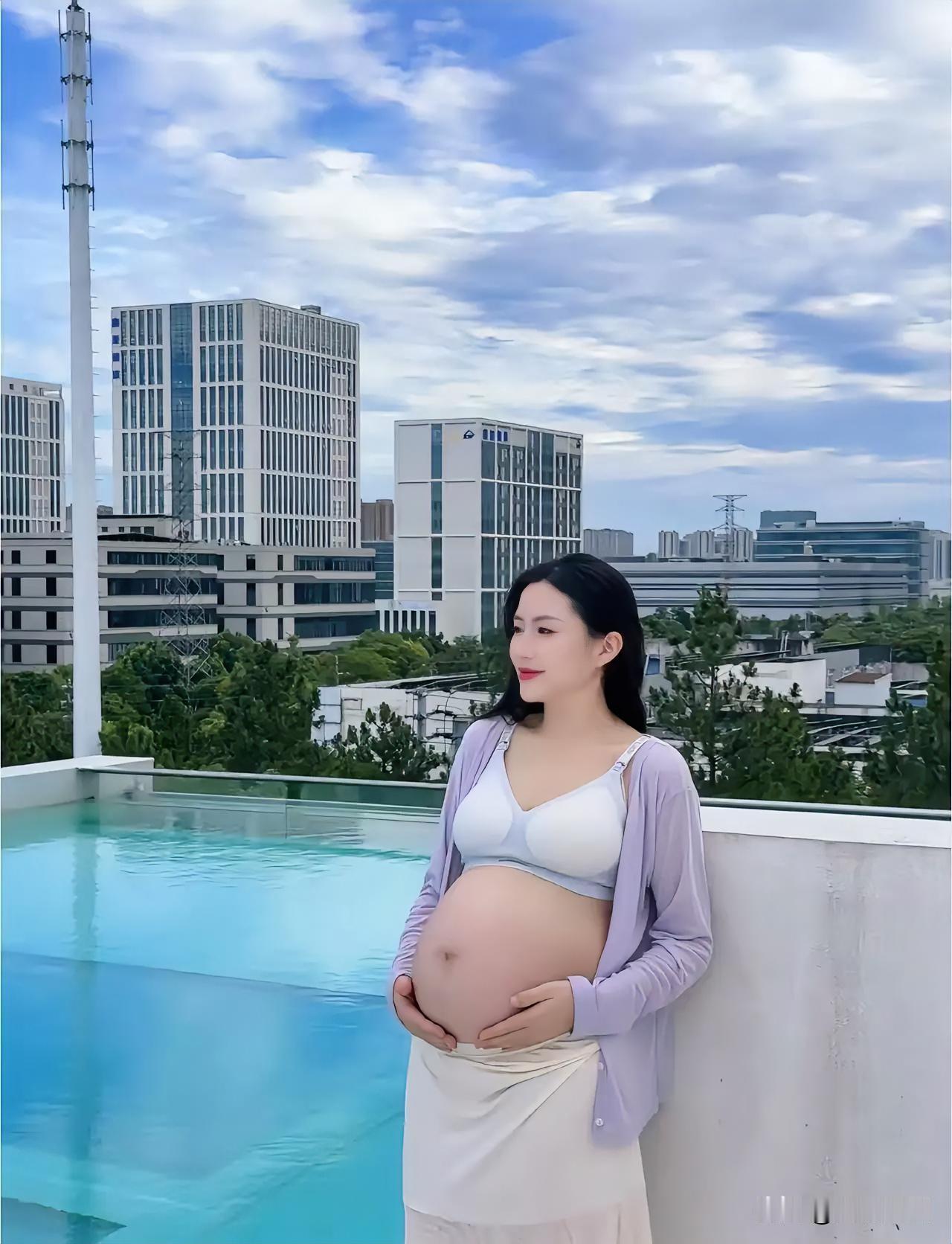 孕期这段美好时光，与城市天际线相得益彰。孕期氛围感写真 温柔风孕期 孕期街拍 海