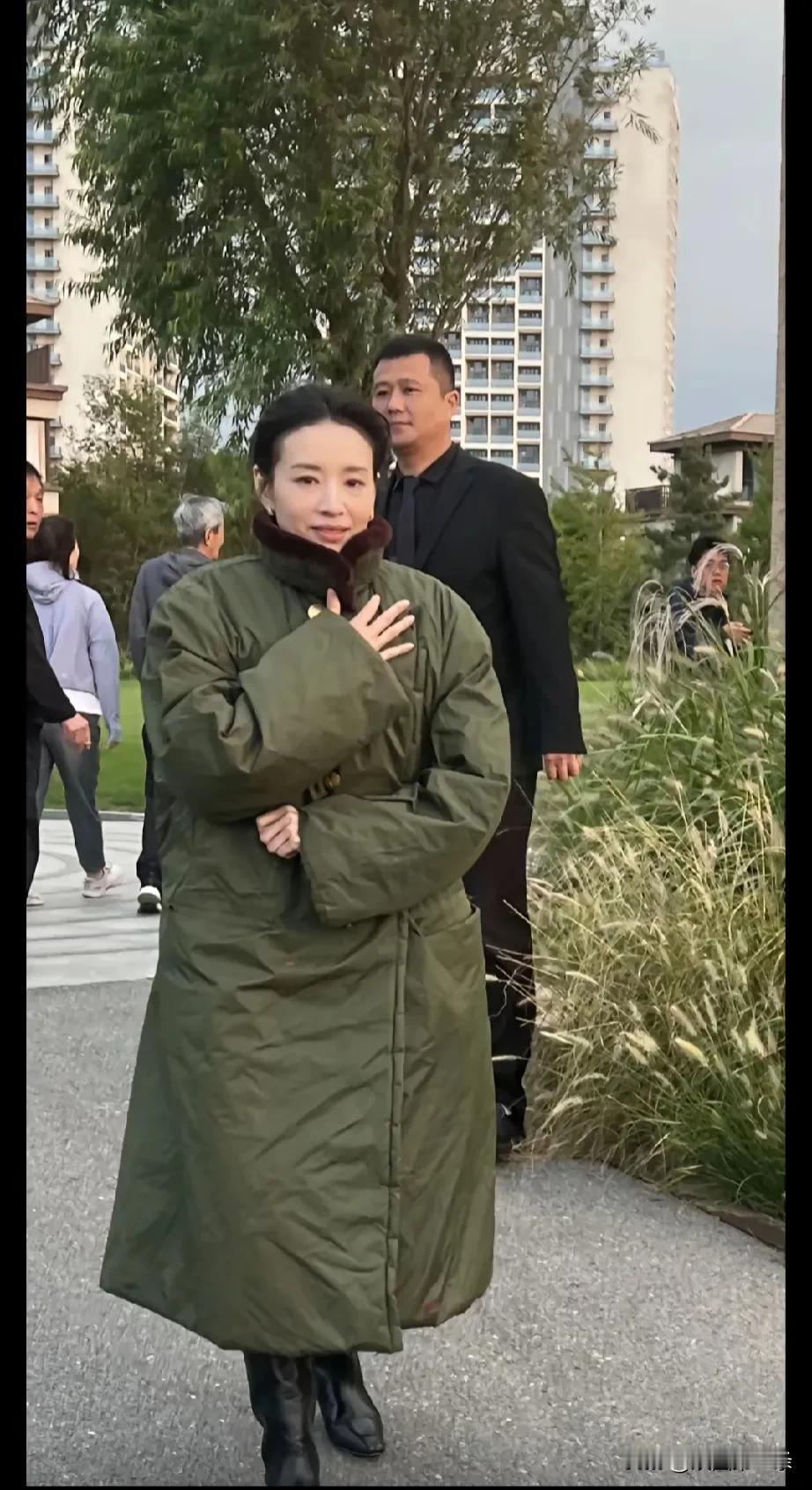 遇到一女明星，裹个军大衣也掩盖不了她的风采，走在街上就很吸引人，除了个子小，脸蛋