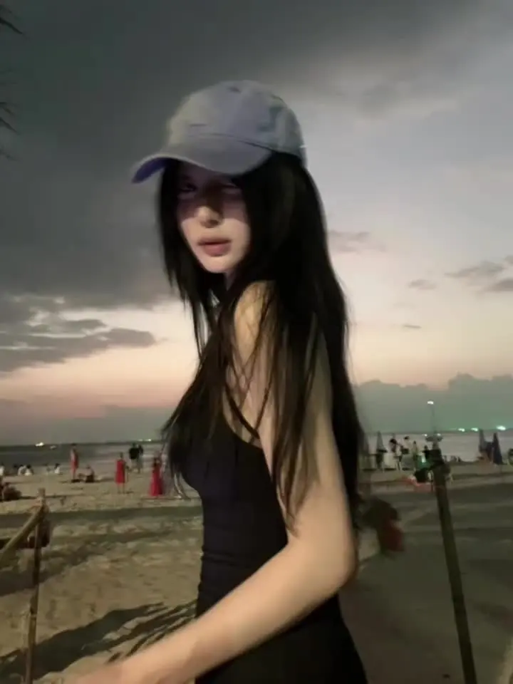 表面上大家都幸福的要死 实际上早就谈成稀巴烂的感情还舍不得分开