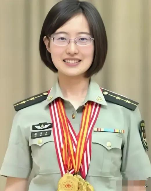 1996年出生的黑龙江姑娘徐美多，靠珠心算本事11岁参军，7次立功，24岁破格当