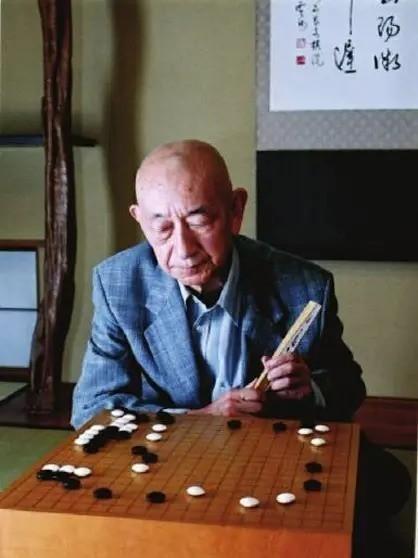 日本战败之后，围棋大师吴清源的国籍归属问题成了舆论焦点。就像当年加入日本国籍，有