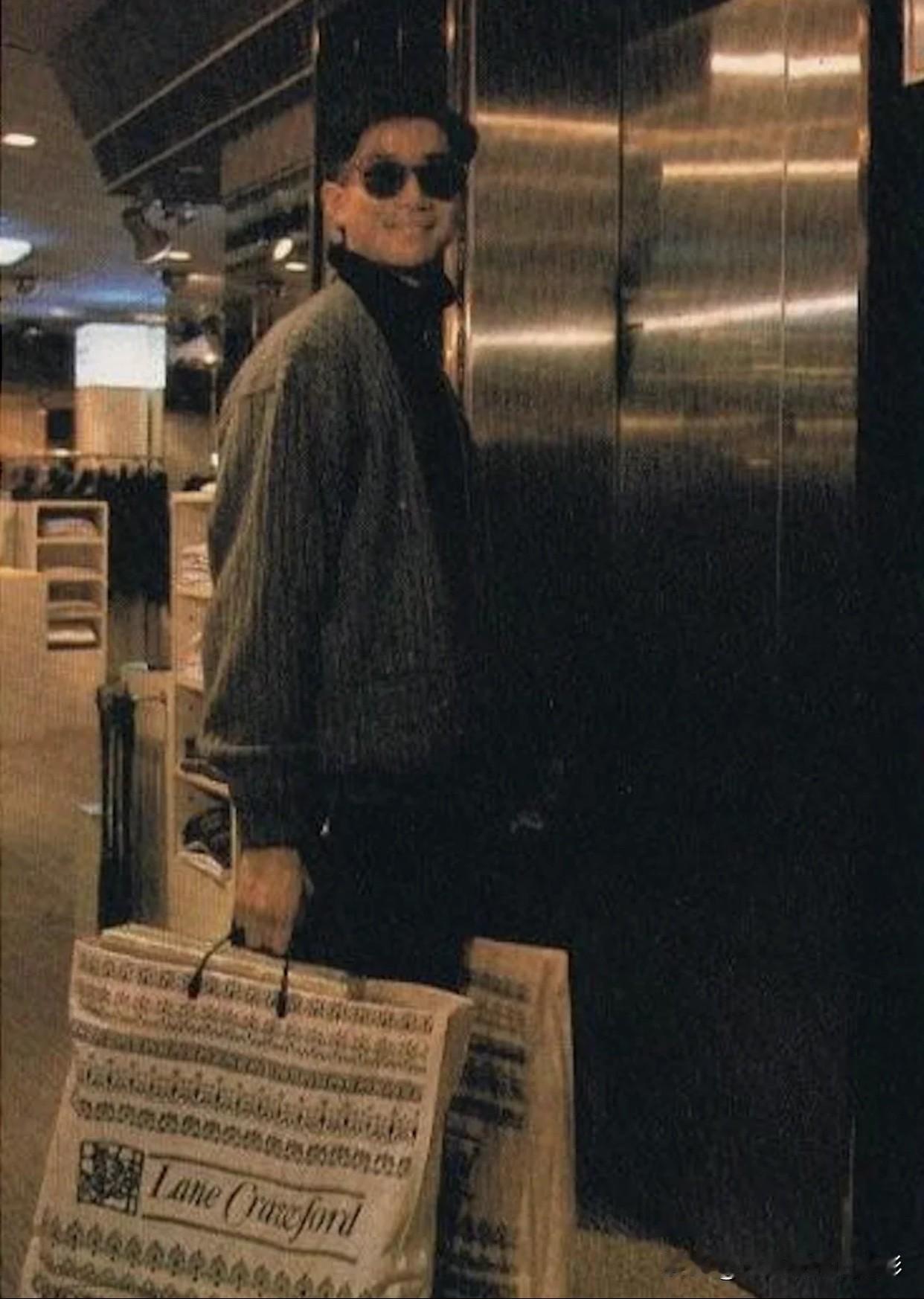 💜怀念陈百强
拎着Lane Crawford的袋子，墨镜遮不住眉眼的清。
他低