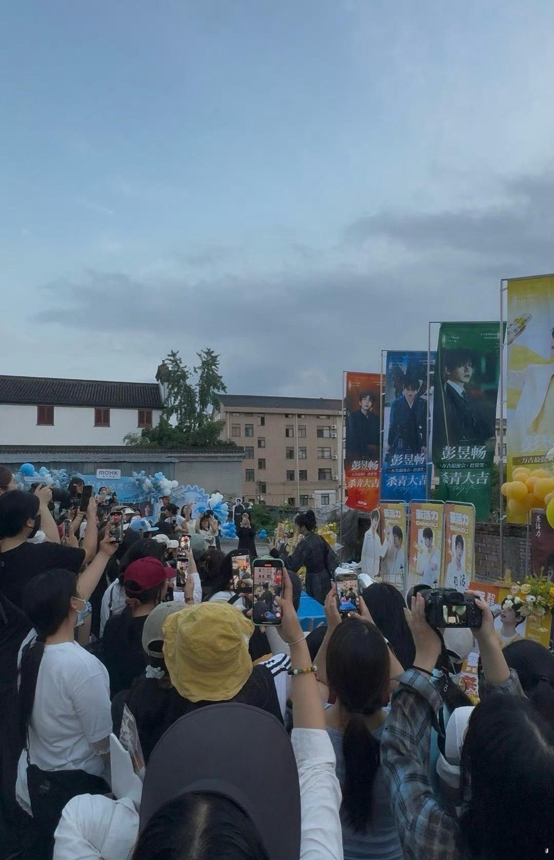 彭昱畅给粉丝发入职通知书 这波操作把武侠情怀和粉丝互动完美结合！彭昱畅的门派装扮