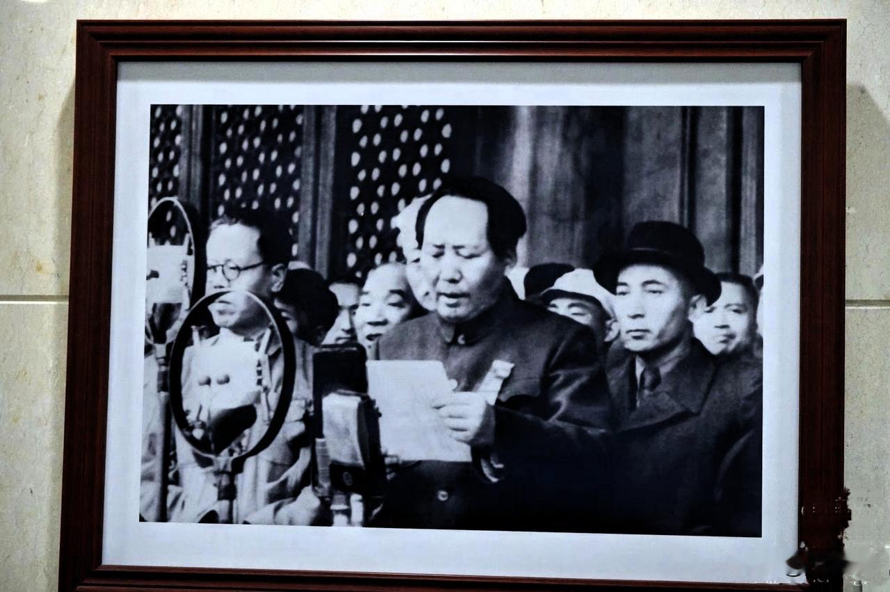 赛福鼎·艾则孜藏书馆
    坐落于乌鲁木齐市高新区（新市区）北京路片区，是乌鲁