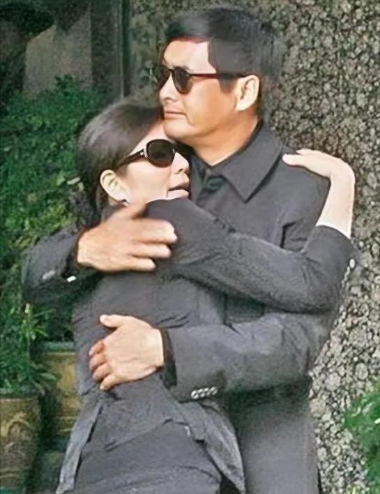 2007年，钟楚红丈夫葬礼，她在周润发怀里大声痛哭，十分悲伤。
 
周润发没有说